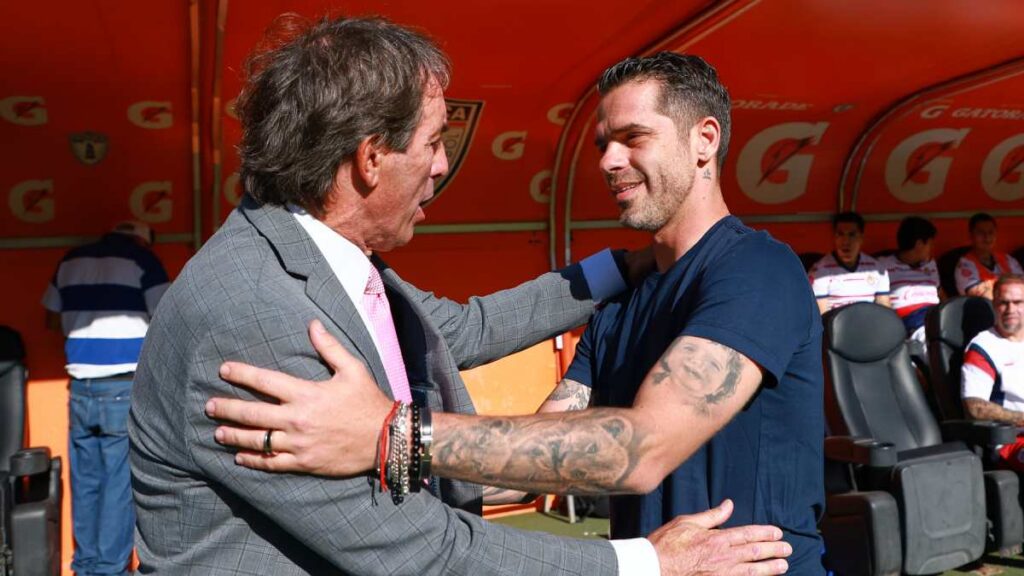 Guillermo Almada y Fernando Gago durante un Pachuca vs Chivas
