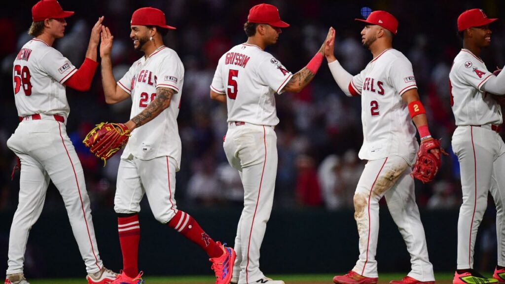Angels festejan la victoria ante los Yankees el 31 de agosto