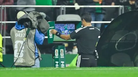 Árbitro del México vs Inglaterra confiesa que no veía penal en la patada de Harry Kane a Brian Gutiérrez