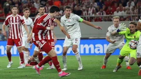 La Hormiga González celebra su debut en Europa League con triunfo del Olympiacos y un gol dedicado a su mamá