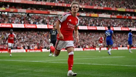 Arsenal derrota al Chelsea en el derbi de Londres y mantiene el paso perfecto en la Premier League