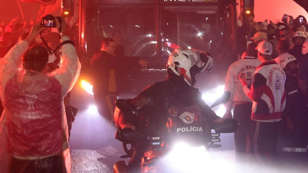 Boca sufre ataque en su llegada al estadio | REUTERS/Alex Silva