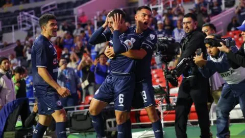 ¡Cruz Azul se salva del desastre! La Máquina resiste la remontada del América y le pega al superlíder