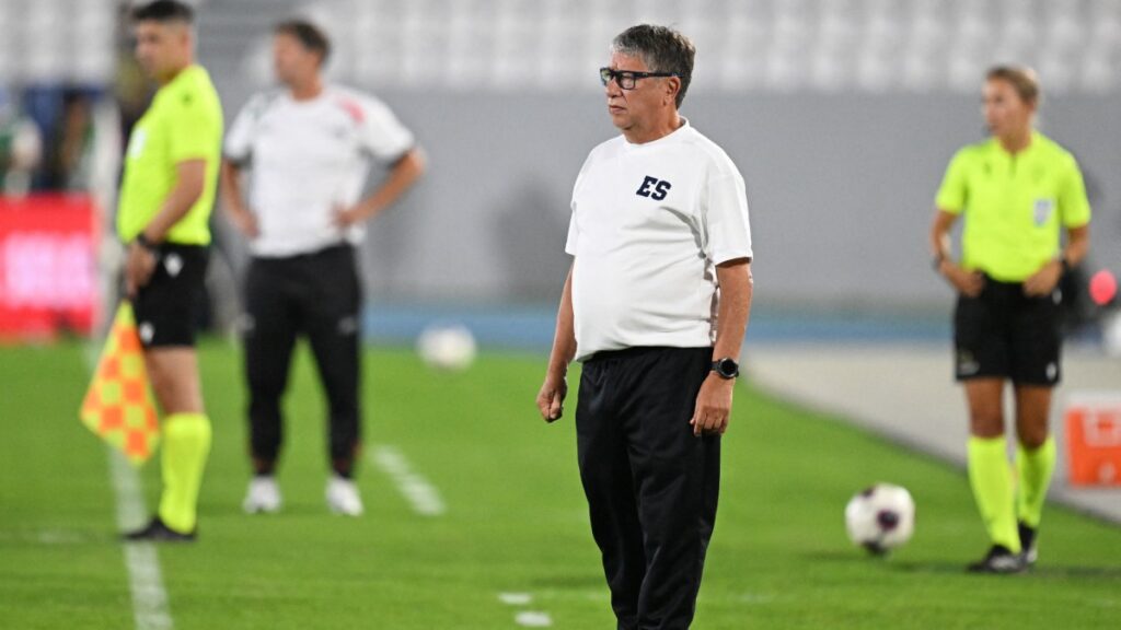 Hernán Darío el 'Bolillo' Gómez, dirigiendo El Salvador.