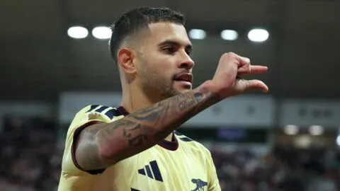 Raya salva al Arsenal y Guimaraes silencia al Sunderland en nueva victoria de los Gunners