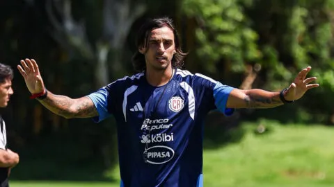 Bryan Ruiz cambia su postura y sorprende al hablar de su futuro en Costa Rica