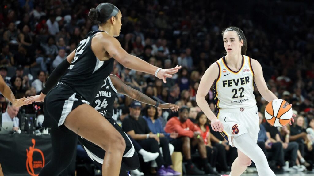 Caitlin Clark y A'ja Wilson durante el Juego 1 de los Playoffs WNBA entre Indiana Fever y Las Vegas Aces