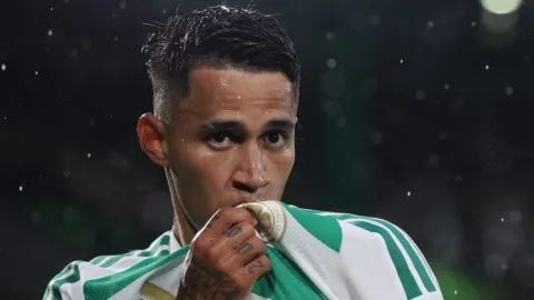 Un mes y ya están rendidos ante él: Camilo Durán recibe su primer galardón en Escocia