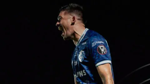 Cartaginés golpea a Alajuelense y se sube a la cima