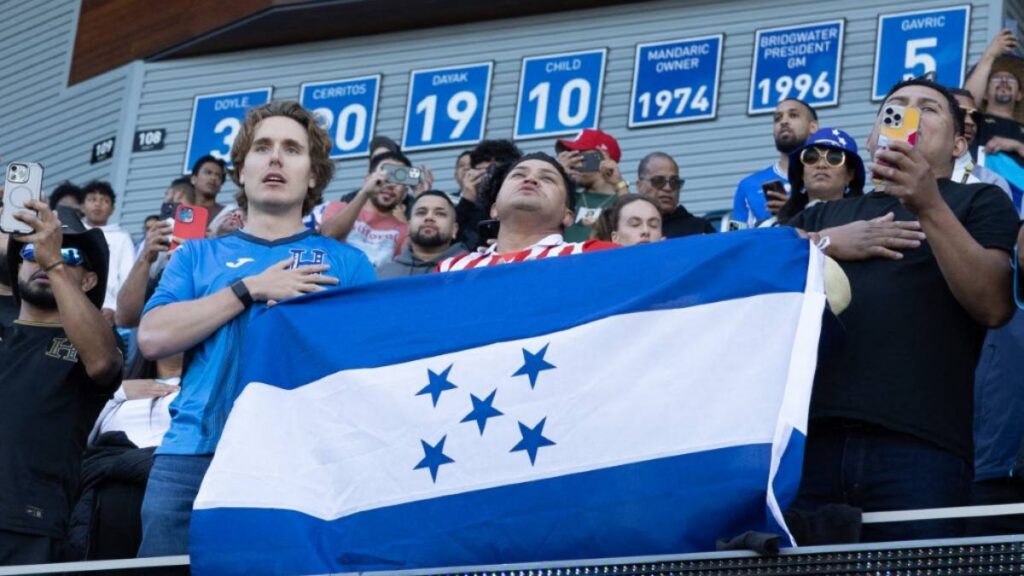 Afición de Honduras apoyando a su equipo