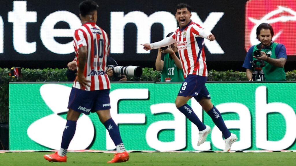 Bryan González festejando un gol con Chivas