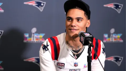 De enseñar su bandera en el Draft a romper récords: Christian Gonzalez, el colombiano que hace historia en los Patriots