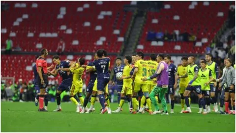 ¡Casi se van a los golpes! América y Cruz Azul protagonizan un conato de bronca