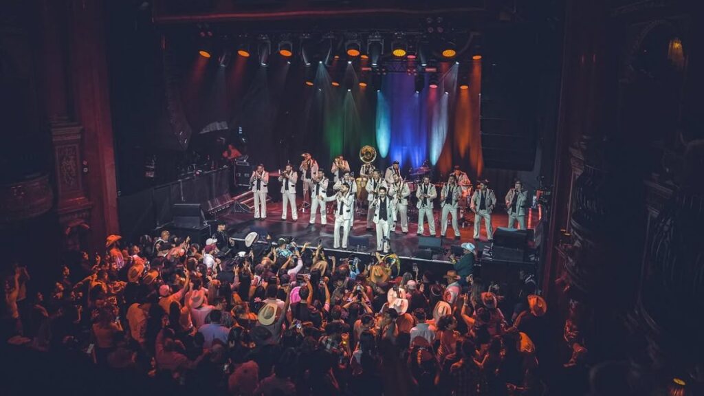 Corren a la Banda El Recodo del puente de Londres mientras daba un concierto gratis