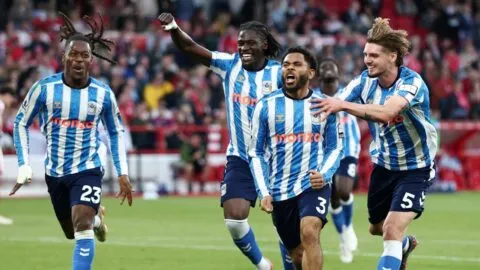 ¡Heroico! El Coventry City castiga un grave error de Daniel Muñoz y vuelve a ganar en Premier tras 25 años