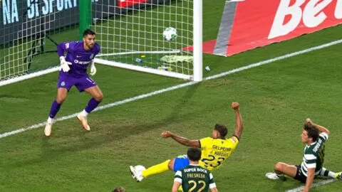 Sporting Lisboa paga caro la expulsión de Debast al empatar con Arouca