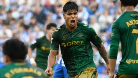 Betis deja escapar el triunfo ante el Deportivo; Álvaro Fidalgo se queda en la banca