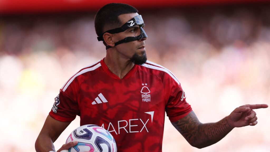 Daniel Muñoz debutó con el Nottingham Forest en el Premier League
