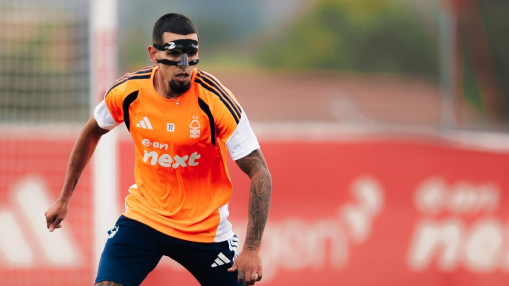 Daniel Muñoz en su primer entrenamiento con Nottingham Forest
