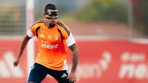 ¡Enmascarado! Daniel Muñoz sorprende en su primer entrenamiento con Nottingham Forest