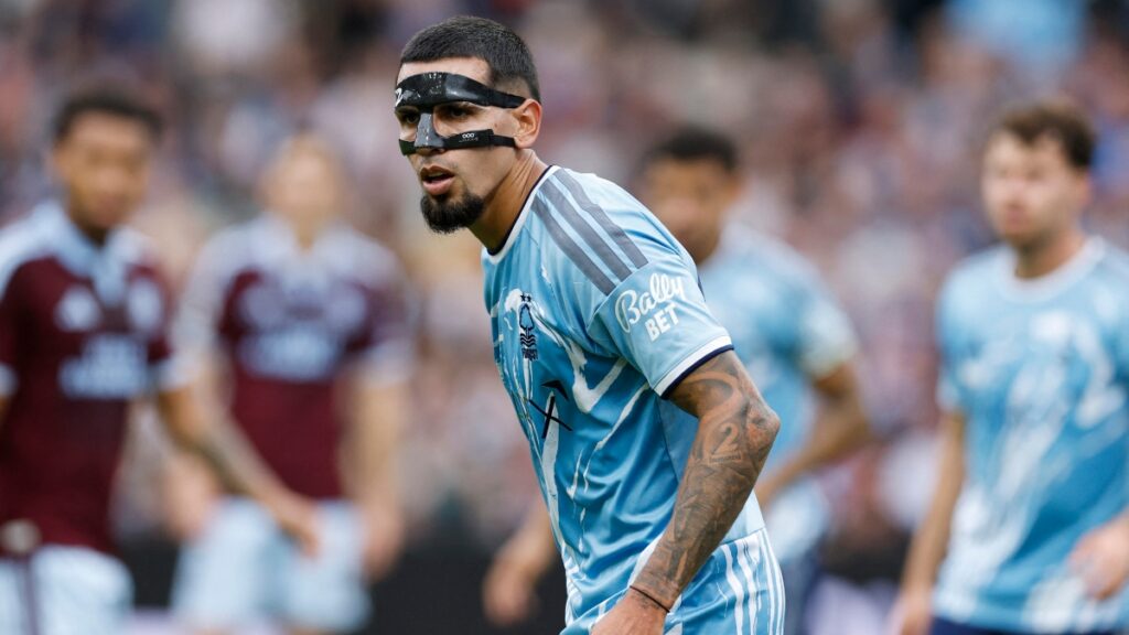 Daniel Muñoz fue titular en la victoria de Nottingham Forest ante Aston Villa