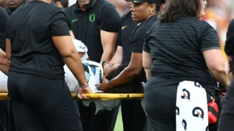 Dante Moore sale en ambulancia tras recibir un brutal golpe durante el Oregon vs USC