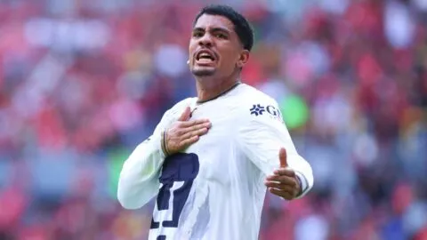 ¡De escorpión! Ángel Azuaje firma golazo y pone adelante a Pumas contra Atlas