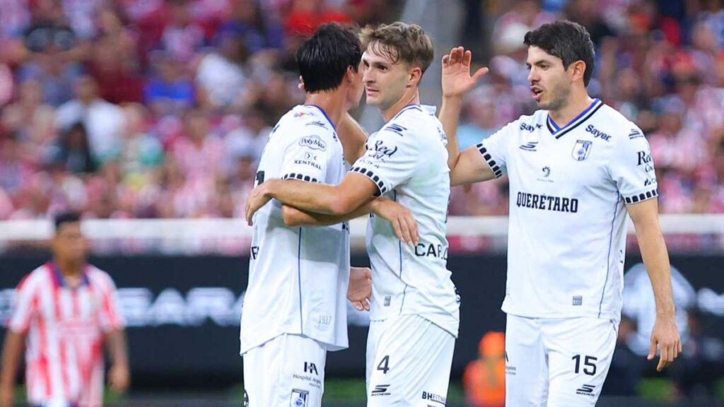Las Chivas se alejan del liderato general tras caer ante Gallos en casa