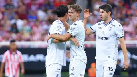 Las Chivas se alejan del liderato general tras caer ante Gallos en casa