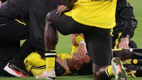 Konstantinos Karetsas preocupa al Dortmund tras desplomarse en pleno partido de Champions