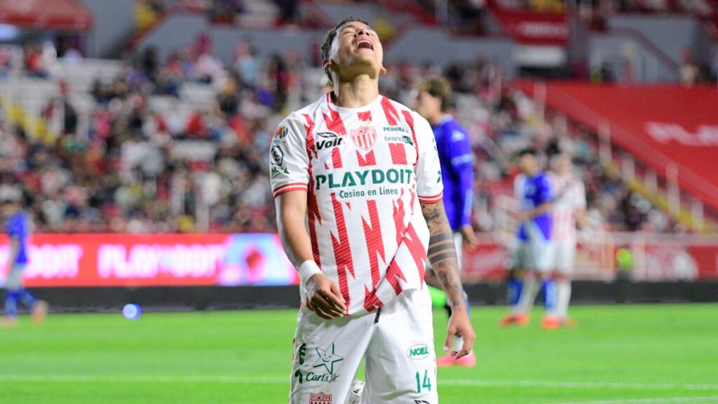 Jugador de Necaxa en lamento de gol