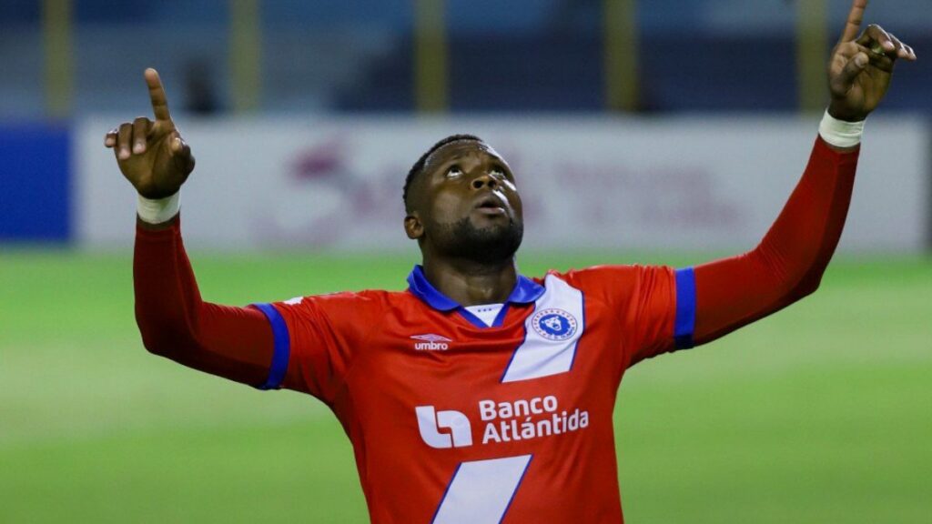 Yustin Arboleda en festejo de gol con el Olimpia