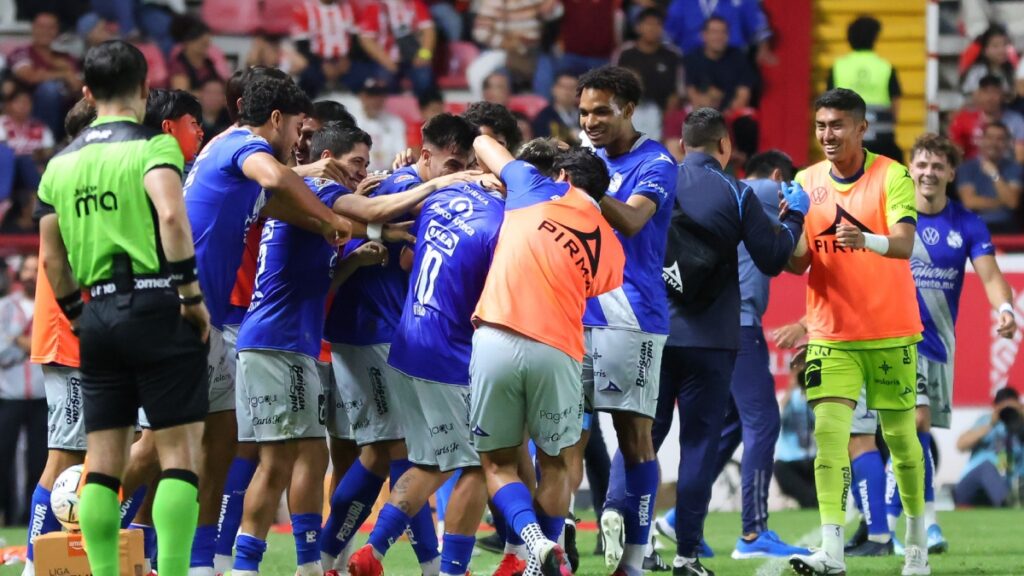 Jugadores del Puebla en festejo de gol
