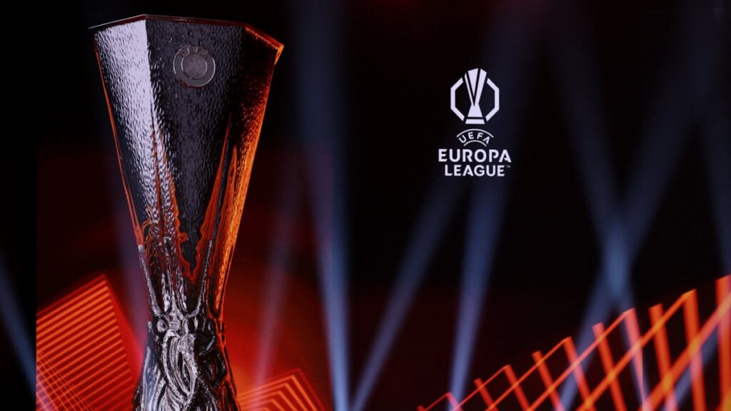 Trofeo de la Europa League durante el sorteo de la fase de liga