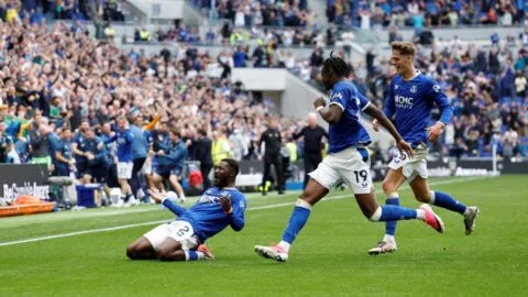 Everton rescata un empate ante el Manchester United con un golazo en el descuento