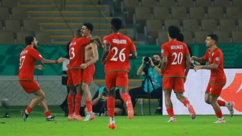 ¡Locura en la Copa del Golfo! Futbolista de Omán festeja sin camiseta y provoca un sorteo por el pase a semifinales 