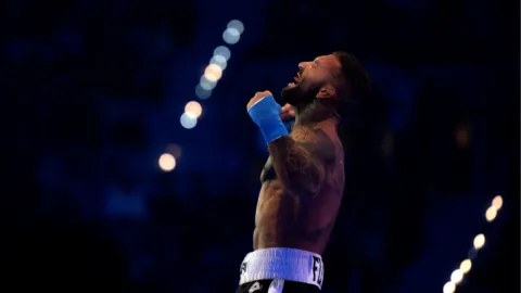 Ste Wallwork sale del ring con el rostro desfigurado: la impactante imagen después de su debut en Bare Knuckle