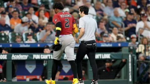 Susto en Houston: Geraldo Perdomo sale del juego tras recibir un batazo en la cabeza