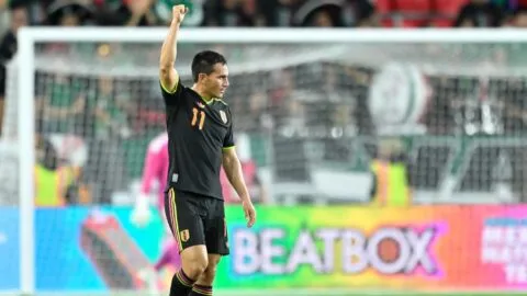 ¡Perú se adelanta! Jairo Vélez aprovecha desatención de Jeremy Márquez para inaugurar el marcador