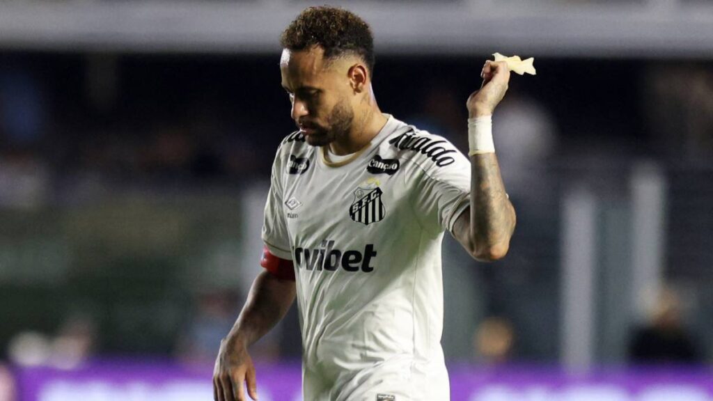 El brasileño abandona ante Palmeiras y preocupa a Santos.