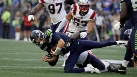 Seahawks pierde a Sam Darnold por lesión de cadera en el arranque de la temporada ante Patriots