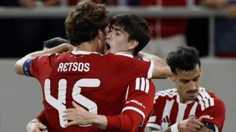 Hormiga González debuta con gol en la Europa League y el Olympiacos se lleva el triunfo