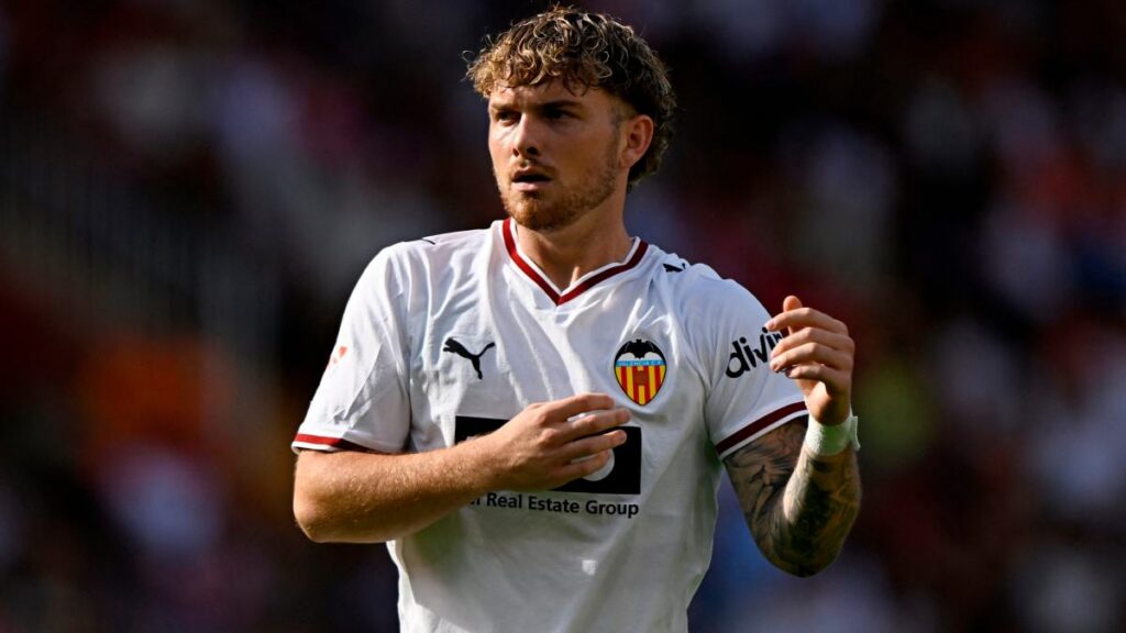 Harvey Elliott, durante un partido del Valencia