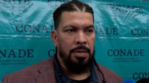 Horacio Llamas busca despertar la pasión por el básquetbol en México al liderar clase masiva