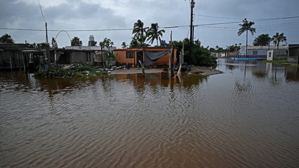 El Huracán deja inundaciones en varios estados | DE SOUZA / AFP