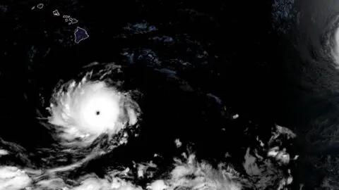 Kauai quedó “como una escena de guerra” tras el huracán Lowell y California amanece con alerta por calor extremo