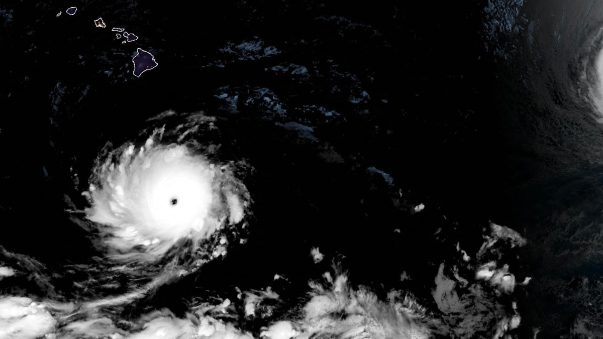 El huracán Lowell, uno de los tres que avanzan por el Pacífico, pasó aproximadamente 90 millas al noroeste de Lihue, en Kauai.