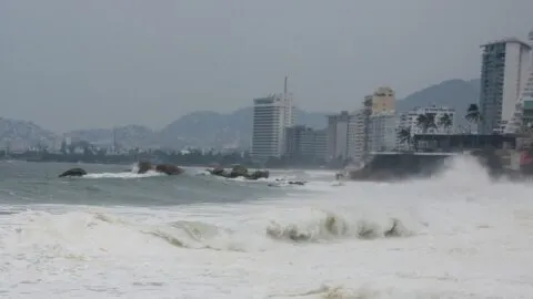 Huracán Polo baja a categoría 4 pero continúa la alerta: esta es su trayectoria y efectos en México