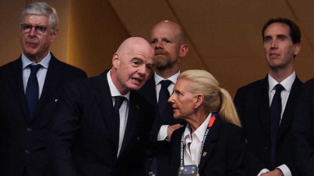La presidenta de la Federación Inglesa de Fútbol (FA), Debbie Hewitt, solicitó al presidente de la FIFA, Gianni Infantino, publicar todos los documentos