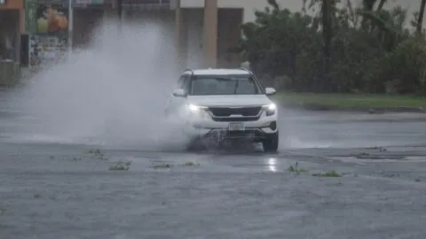 Alerta de inundaciones repentinas en Arizona y disturbio tropical inusual frente a California